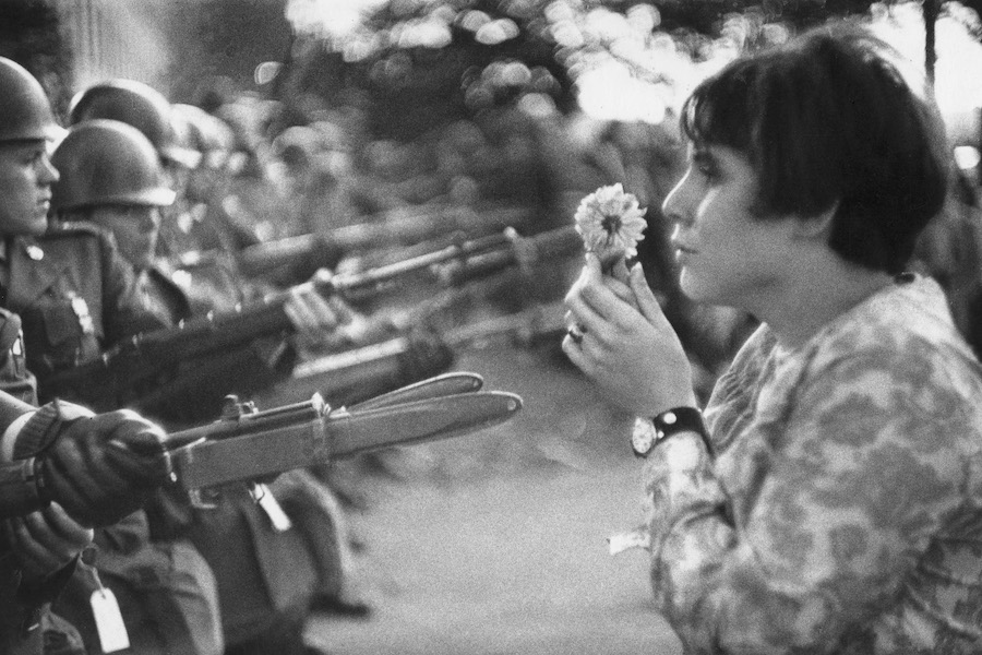 Marc Riboud, femme à fleur devant soldats en baionettes.