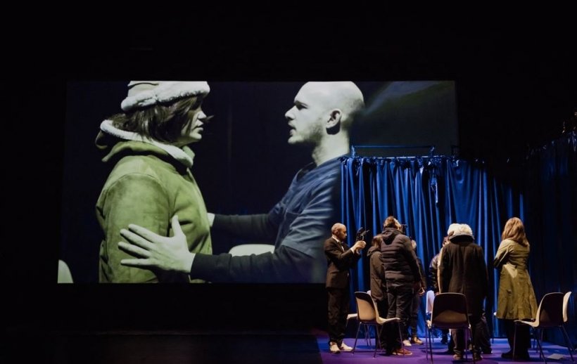 Homme crâne rasé et femme manteau vert en vidéo dans Sommeil sans rêve de Thierry Jolivet.