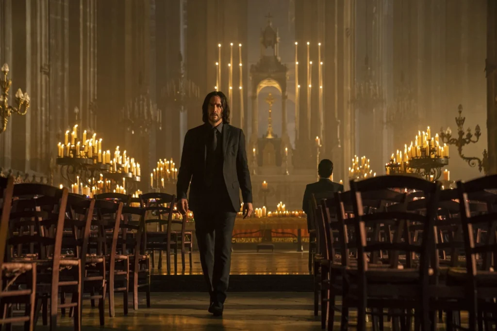 Keanu Reeves de noir vêtu en John Wick dans une église à Paris.