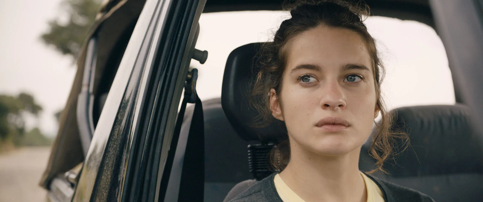 Rebecca Marder en voiture regard perdu dans De Grandes Espérances.