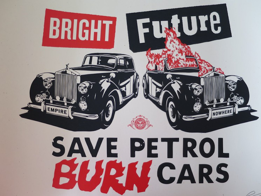 Bright Future burn cars deux voitues en rouge et noir de Fairey.