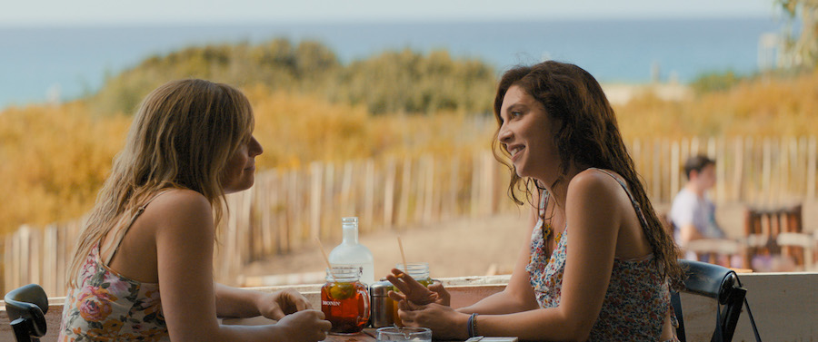 Juliette Delacroix et Marie-Camille Soyer autour d'une table en terrasse dans Une histoire d'amour de Michalik.