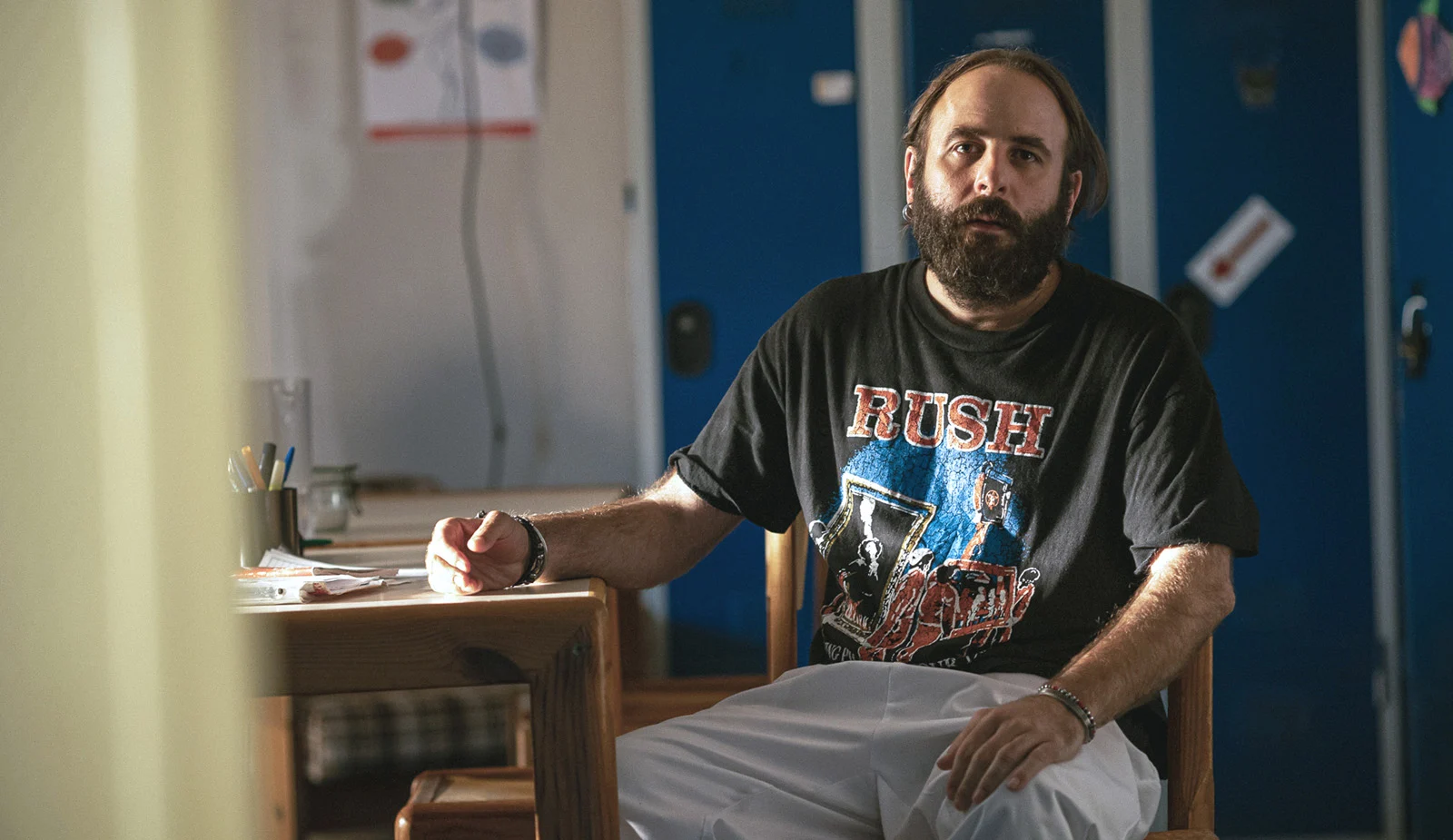 Vincent Mcaigne t-shirt hard rock chaise et table Quand tu seras grand.