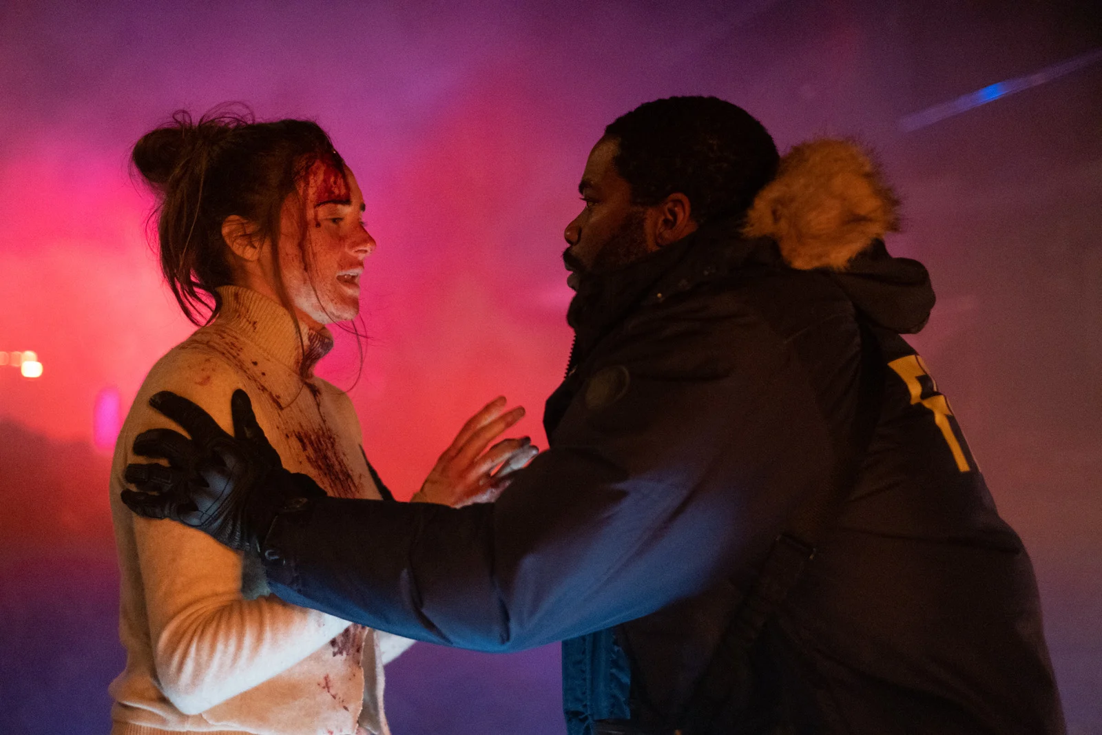 Misanthrope de Damian Szifron flic et femme ensanglantée.