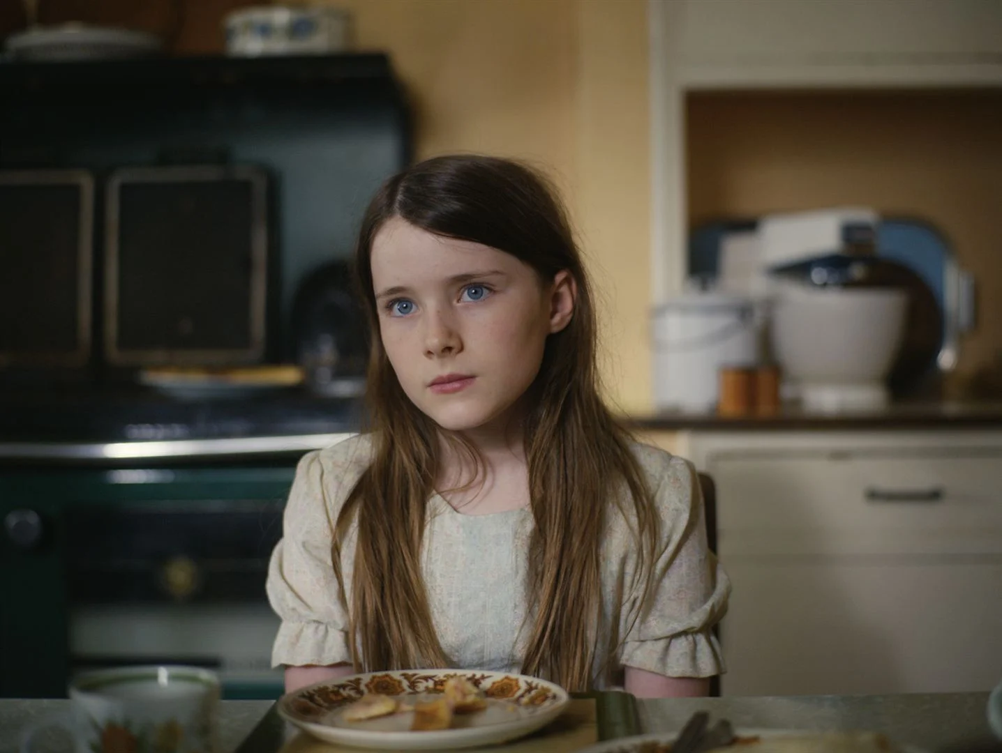 Catherine Clinch The Quiet Girl intérieurs jaune assiette.