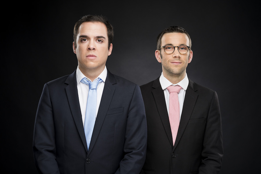 Victor Rossi et Antoine Demor costume cravate bleue et rose dans Le Prix de l'ascension.