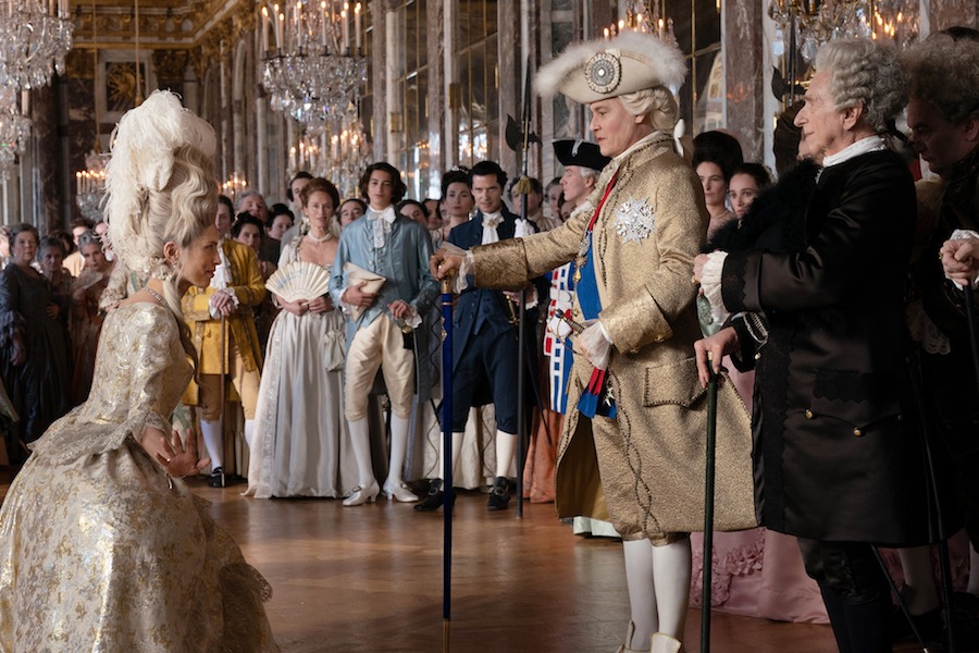 Maïwenn Jeanne Du Barry s'agenouille devant le roi Louis XV Johnny Depp en costumes.