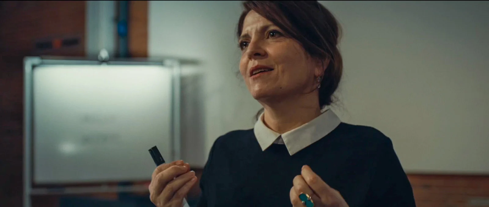 Agnès Jaoui devant tableau feutre Le Cours de la vie.