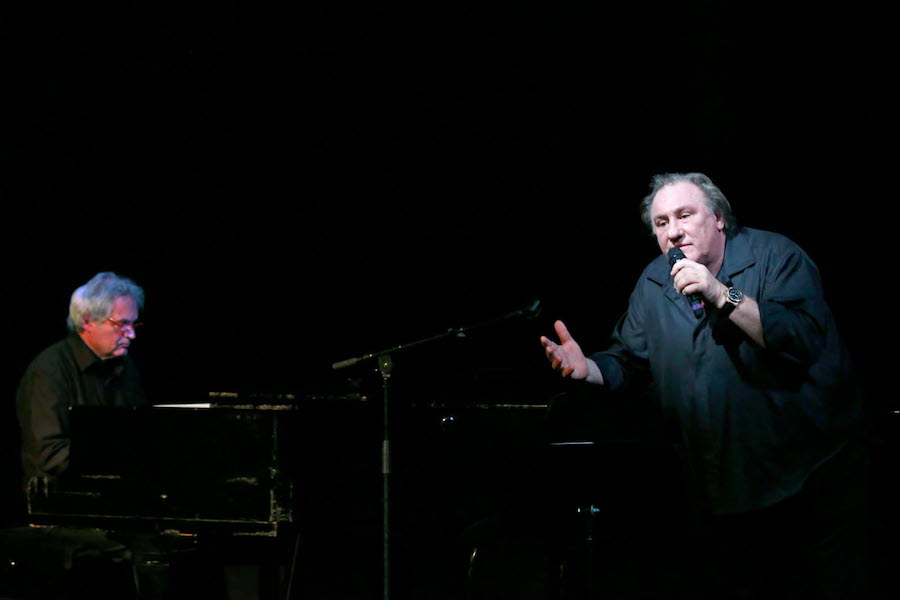 Depardieu micro et Gérard Daguerre au piano chante Barbara.
