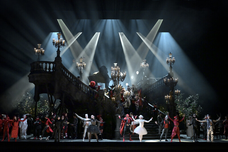 Roméo et Juliette Gounod grand escalier lumière Opéra de Paris