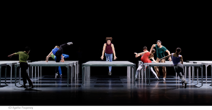 Forsythe One Flat Thing Reproduces tables et danseurs.