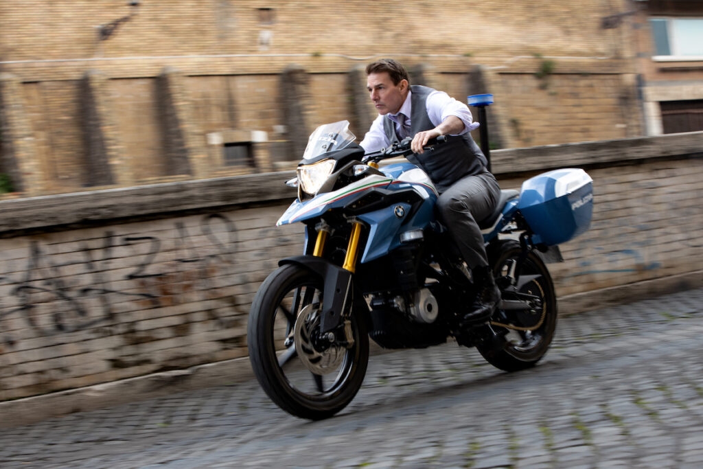 Tom Cruise moto italienne polizia chemise MI7