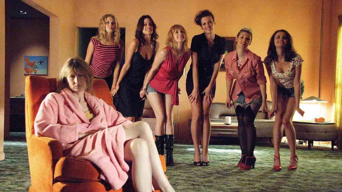 Laura Dern assise peignoir rose filles salle orange