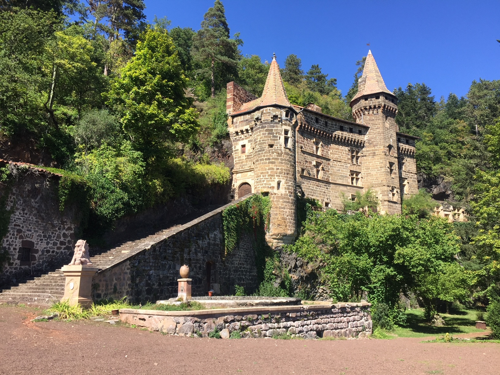 Le château accro­ché au volcan de la Roche­lam­bert