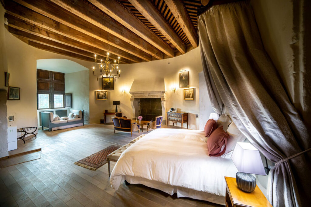 Dormez dans un hôtel de luxe au beau milieu d’un château médié­val