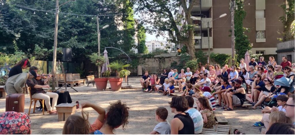 La Rué(e) dans le jardin, un festi­val de théâtre de rue à Villeur­banne