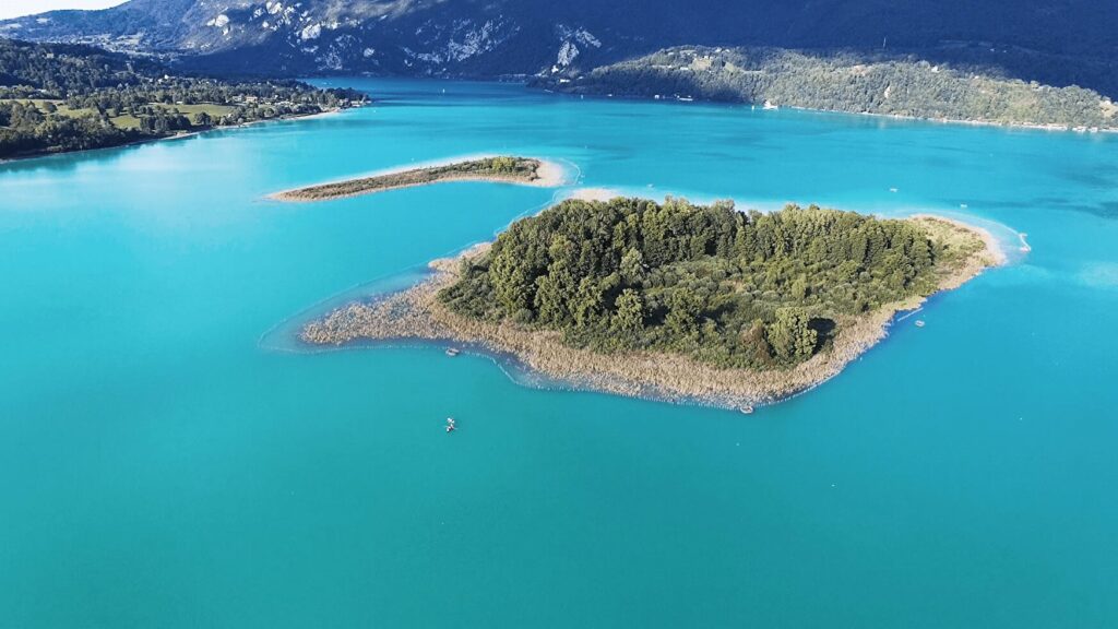 Le lac d’Aiguebelette, baignade dans une eau turquoise à 28 °C