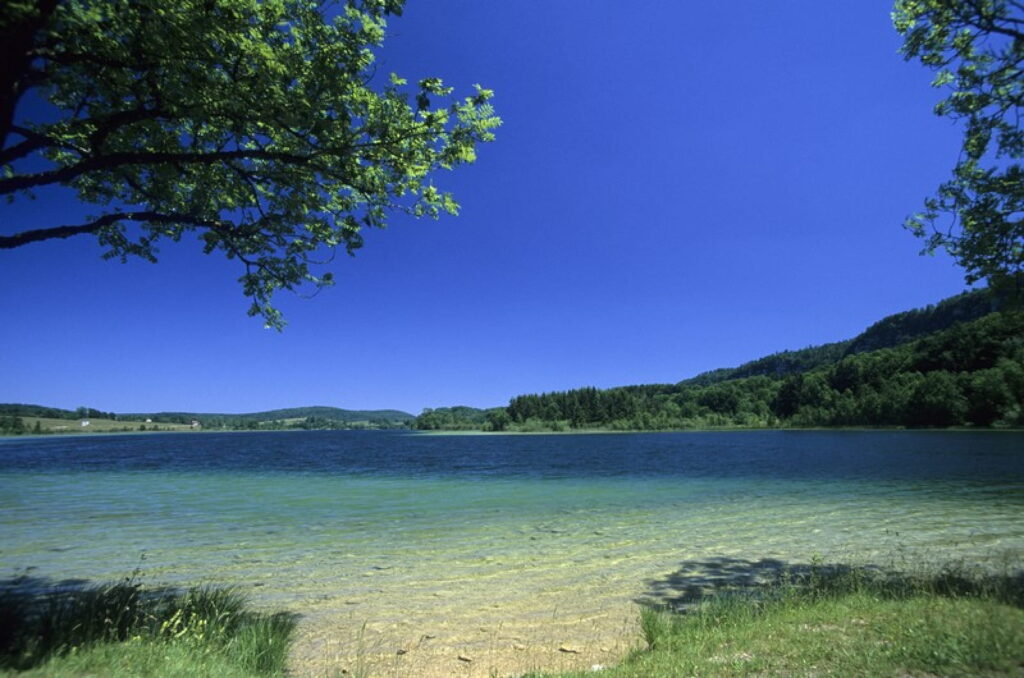 Lac d’Ilay, un joyau naturel glaciaire aux eaux turquoise
